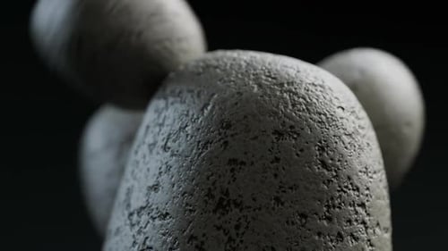Primer plano extremo de piedras grises que caen.