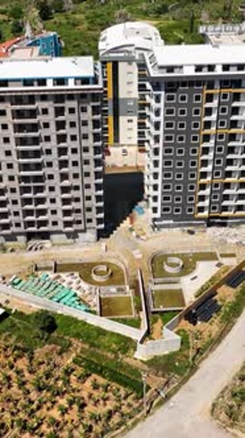 Vidéo verticale Découverte aérienne d'une construction de gratte-ciel révélant une prouesse architecturale