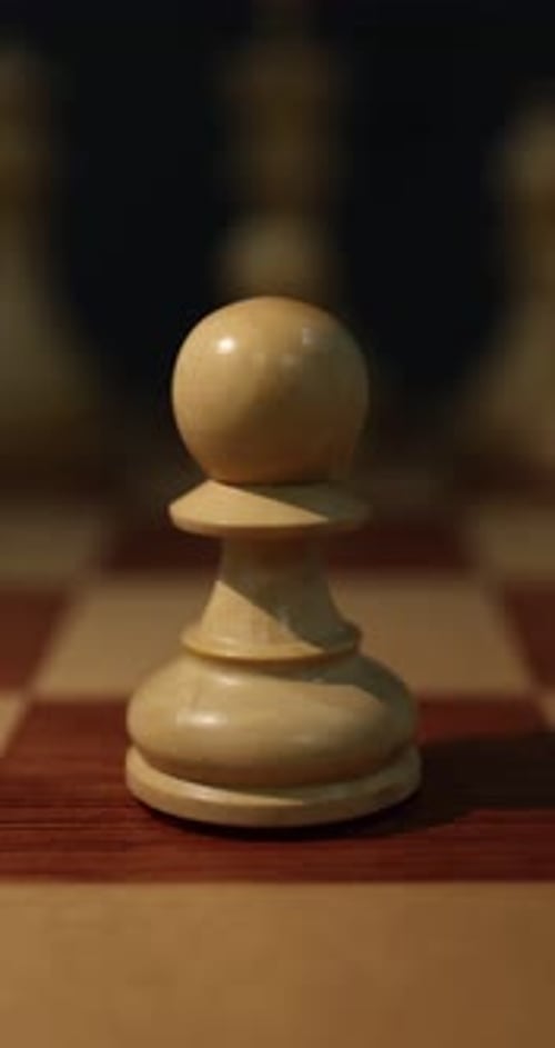 Schachfiguren aus Holz in der Mitte des Schachbretts, Nahaufnahme. Änderung der Lichtrichtung