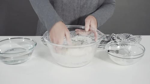 Zutaten in einer Glas-Rührschüssel mischen, um hausgemachtes Fladenbrot zuzubereiten