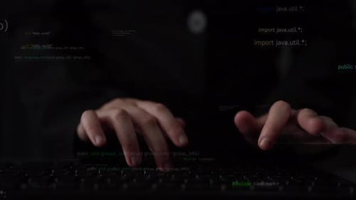 Nahaufnahme eines Programmierers beim Tippen auf einem Laptop mit Code- und Datenstrom-Hintergrund in einem Tag