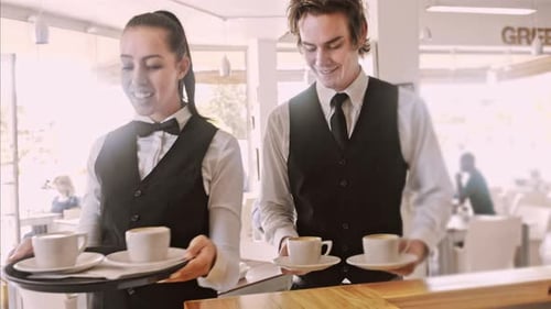 Breites Steadicam-Video von Kellner und Kaffee auf einem Tablett im Gehen