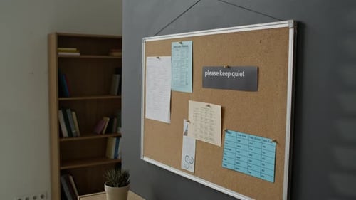 Tableau en liège avec leçons d'anglais accroché au mur de la classe