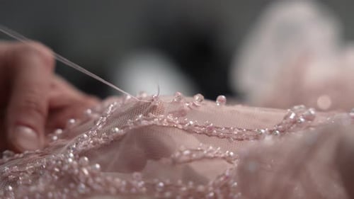Décorez la dentelle avec des perles et des paillettes