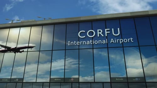 Un avion atterrissant à l'aéroport de Corfou, en Grèce, reflété dans le terminal
