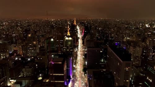 Vista de cima para baixo da Avenida Paulista no centro de São Paulo, Brasil