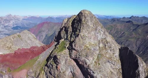 Vue aérienne du sommet et du lac de la chaîne de montagnes d'Anayet dans les Pyrénées espagnoles et françaises le matin d'été