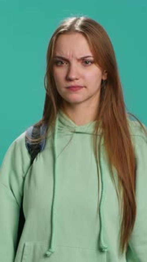 Vidéo verticale : une jeune actrice fait des bêtises en changeant d'émotions et d'expressions faciales