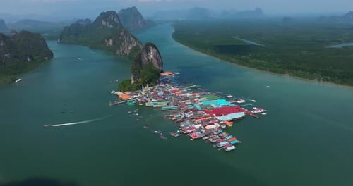 Kalksteininseln und schwimmendes Dorf Koh Panyee im Sommer in der Bucht von Phang Nga, Thailand. - Luftaufnahme