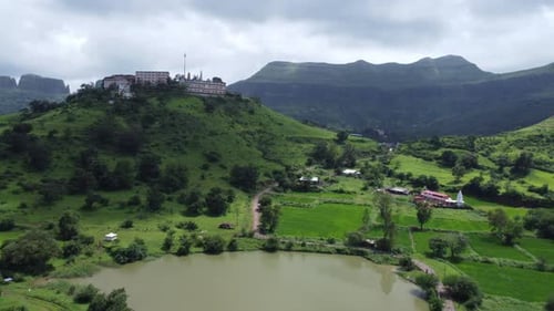 Vue aérienne du temple sacré de Nil Parvat au bord des collines de Brahmagiri avec vue sur Trimbakesh