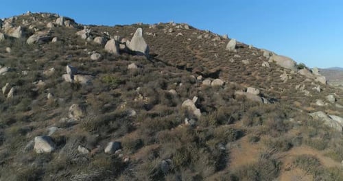 Vue aérienne d'une colline avec de gros rochers dans la vallée de Guadalupe