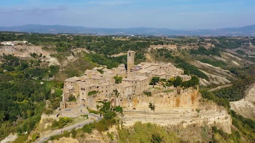 La célèbre Civita di Bagnoregio par une journée ensoleillée. Province de Viterbe, Latium, Italie. Ville médiévale sur