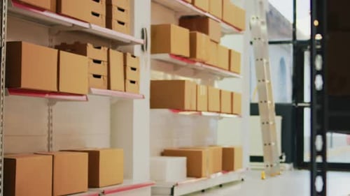Plusieurs boîtes en carton placées sur des étagères dans l'entrepôt