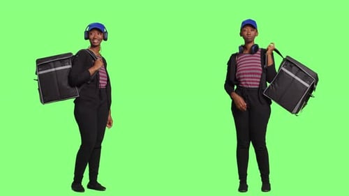 Afroamerikanische Kurierin mit Thermorucksack