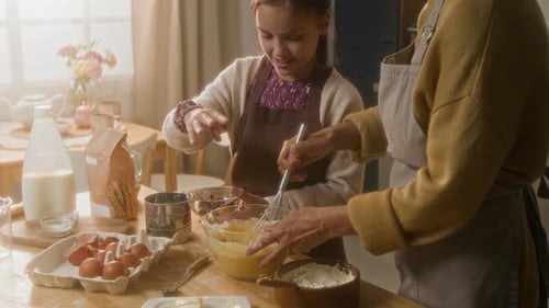 Oma und Enkelin schmieren Gesichter mit Mehl und kochen Teig in der Küche