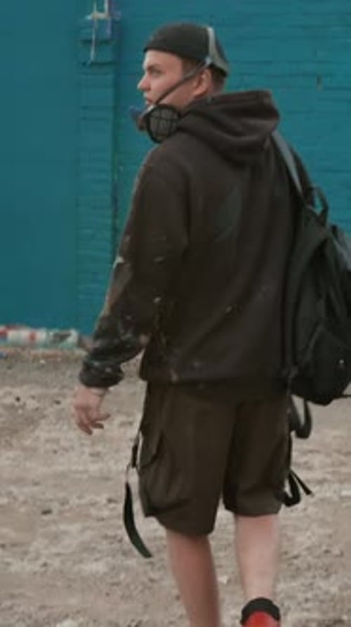 Junger Graffitikünstler mit Rucksack geht zur Malstelle