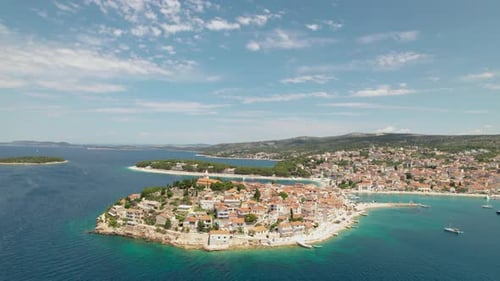 Luftaufnahme des Dorfes auf einer Halbinsel mit blauem Wasser, Kroatien.