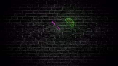 Boisson margarita tropicale au néon, sur fond de mur de briques.