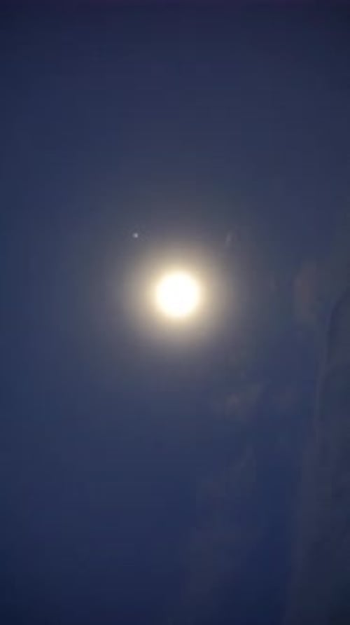 Videoporträt, natürliche Landschaft, klare Nachtszene, Mond und Sterne leuchten hell am blauen Himmel
