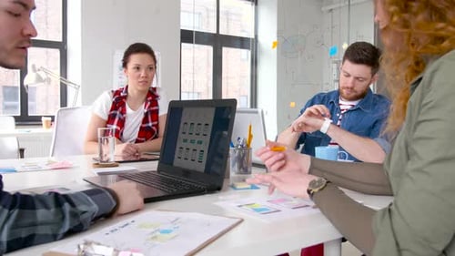 Equipe criativa ou designers com computadores trabalhando na interface de usuário no Office Adult