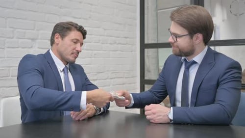 Gens d'affaires se serrant la main après le paiement