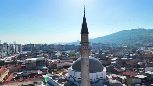 Vista aérea del minarete de la mezquita, el lugar de culto en el Islam, y el pájaro que aterriza en él