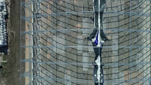 Plan panoramique de haut en bas d'un bâtiment en construction avec charpente métallique sur le toit, bâtiment de stockage