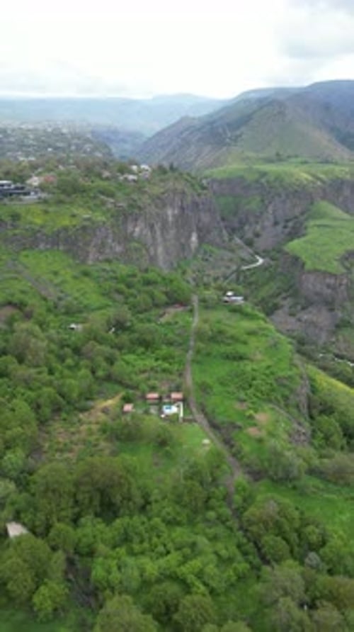 Le temple de Garni est une structure Classique située dans le village de Garni, dans le centre de l'Arménie
