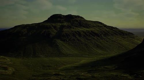 Colline calme avec un dôme tranquille en mousse luxuriante au milieu d'une douce lumière verte
