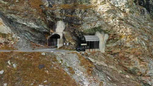 Luftaufnahme eines Lieferwagens, der durch das Mittelallalingebirge fährt