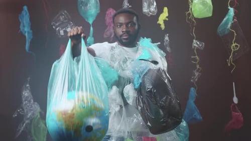 Persona que sostiene la Tierra en un envoltorio transparente Persona que lleva el planeta en una bolsa con iluminación intensa