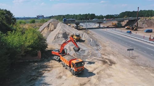 Autobahnstraße im Bau. Luftbild auf der neuen Straßenbaustelle