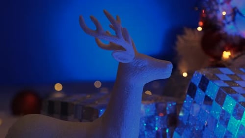 Boules de décorations de Noël accrochées au sapin de Noël