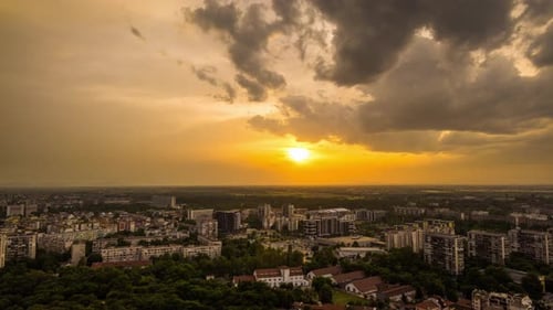 Ciudad de Plovdiv con casas y campos sobre el telón de fondo de las montañas de Ródope y colinas cubiertas de