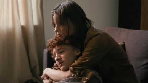 Joven abrazando afectuosamente a su novio por detrás