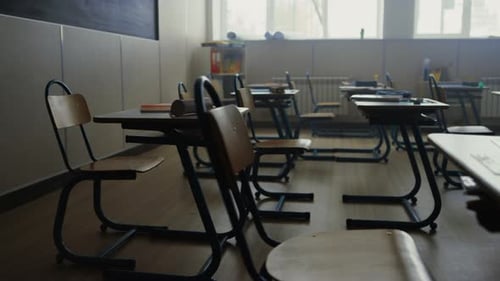 Cámara en movimiento en un aula vacía. Interior de aula vacía con madera