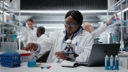 Biologiste moléculaire pipetant un réactif dans une solution bleue pour l'analyse de la pureté