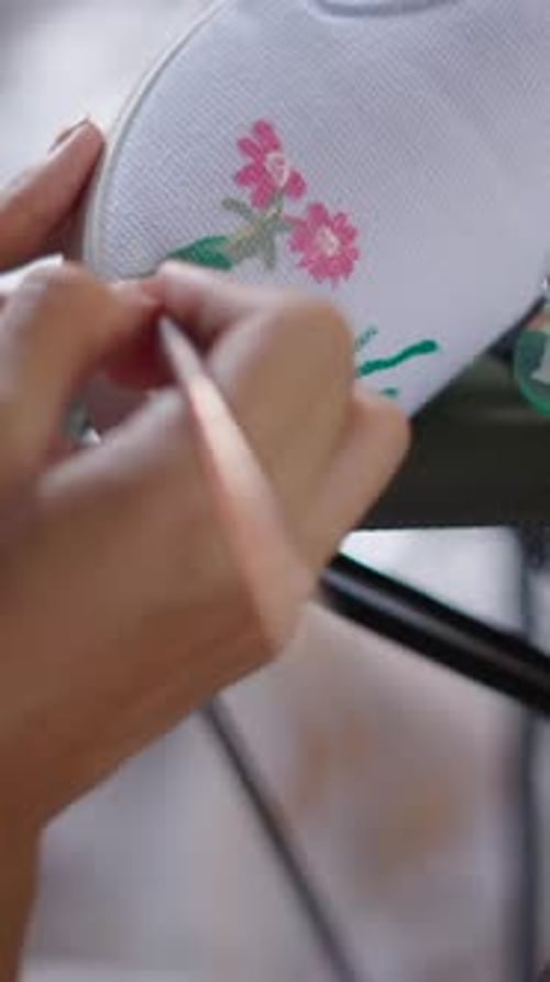 O caule de uma flor é pintado em um sapato