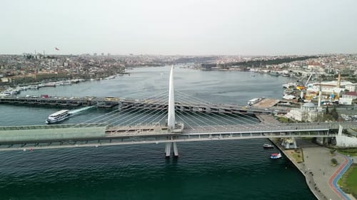 Vuela cerca de los puentes de Halych y Ataturk