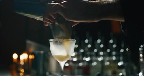 Nahaufnahme eines professionellen Barkeepers, der den Kunden an der Bar oder am Abend einen Elite-Alkoholiker zubereitet