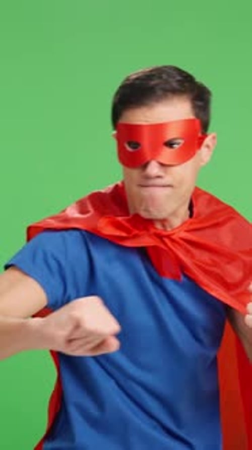 Un héros confiant pose de manière saisissante sur fond de studio vert vibrant