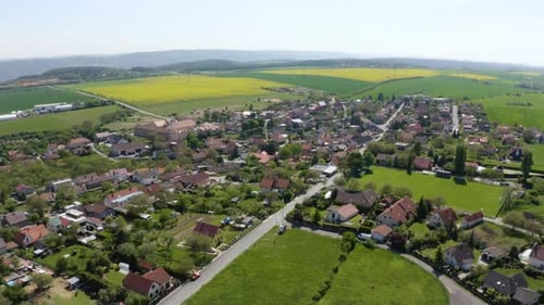 Vista aérea de um Drone: uma cidade idílica e pitoresca com casas coloridas em uma área rural
