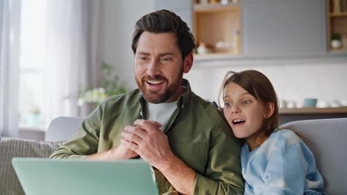 Primer plano de la sala de estar con cámara web portátil con aspecto de padre e hijo disfruta de videollamadas