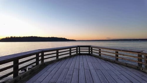 Cais panorâmicos de madeira em Ambleside ao pôr do sol, temporada de outono, West Vancouver, Vancouver