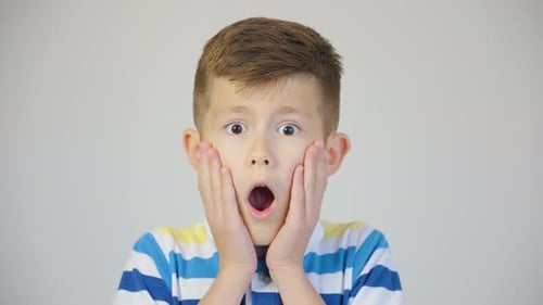 Retrato de cerca de un niño sorprendido mirando a la cámara