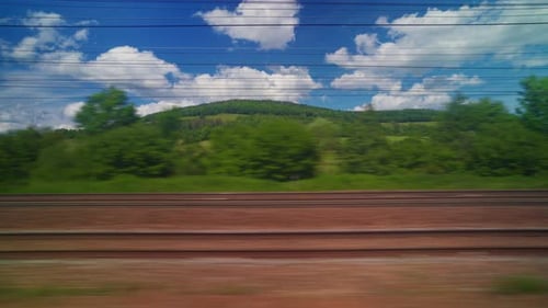 Blick aus dem Fenster des Hochgeschwindigkeitszuges Schöne Fahrt mit ländlicher Landschaft, Wolken Ein Blick auf