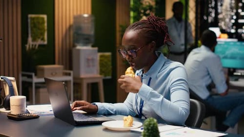 Femme afro-américaine aux prises avec une suralimentation compulsive