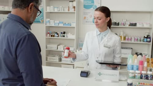 Une pharmacienne consulte un client masculin