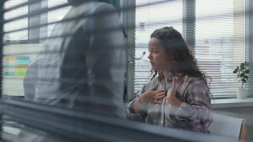 Patiente suffoquant à cause de l'asthme et utilisant un inhalateur lors d'un rendez-vous chez le médecin