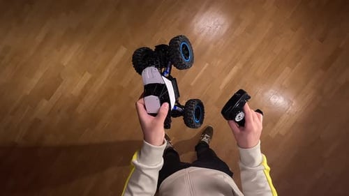 Persona Pov que sostiene un coche RC controlado por radio y mando a distancia